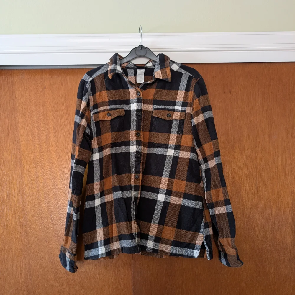 Patagonia Women's Organic Cotton Black and Brown Plaid Shirt Jacket - Picture 6 of 7